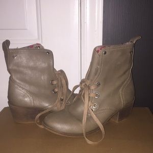 Tan Roxy boots